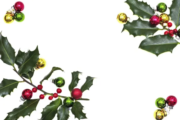 Bagas de azevinho com bolas de Natal isoladas em branco — Fotografia de Stock