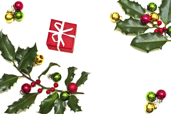 Stechpalme mit Weihnachtskugeln isoliert auf weiß — Stockfoto