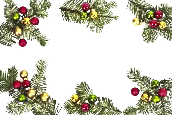 Pine grenar med julgranskulor — Stockfoto