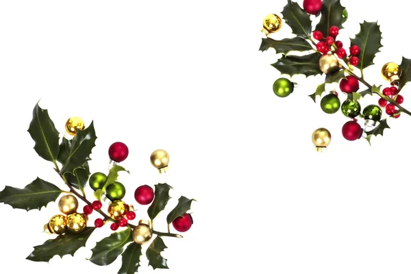 Holly berry met kerstballen geïsoleerd op wit — Stockfoto