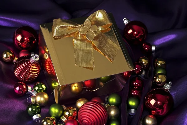 Золотой подарок и рождественское украшение — стоковое фото