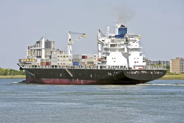 Vrachtschip op de nieuwe waterweg in Nederland — Stockfoto