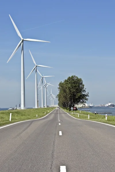 Les éoliennes à la campagne aux Pays-Bas — Photo