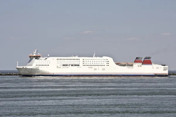 Huge cruiseship leaving Rotterdam The Netherlands — Stok fotoğraf