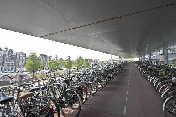 Aparcamiento para bicicletas en Ámsterdam Países Bajos — Foto de Stock