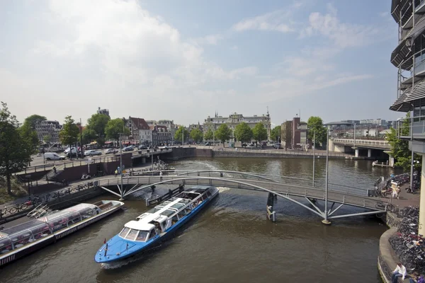 Menjelajah melalui Amsterdam di sungai Amstel di Belanda — Stok Foto