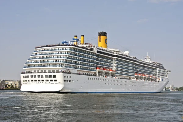 Obrovská výletní loď opouštějící přístav amsterdam v Nizozemsku — Stock fotografie