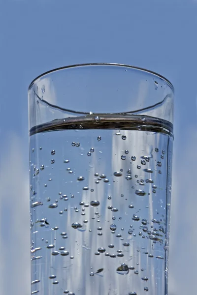Verse glas mousserende water in de zomer — Stockfoto