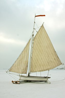 buz soğuk kış gününde yelken
