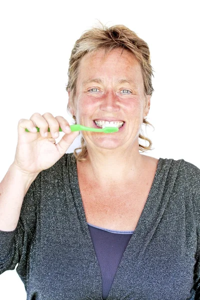 Όμορφη ώριμη γυναίκα βουρτσίζετε τα δόντια της — Stockfoto