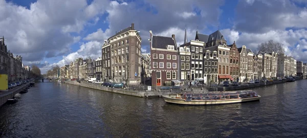与 cruiseboat 在运河在荷兰阿姆斯特丹市中心 — 图库照片