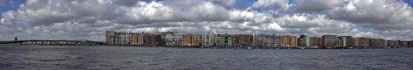 Moderneja taloja pitkin IJ ja moderni silta Amsterdamissa Alankomaat — kuvapankkivalokuva