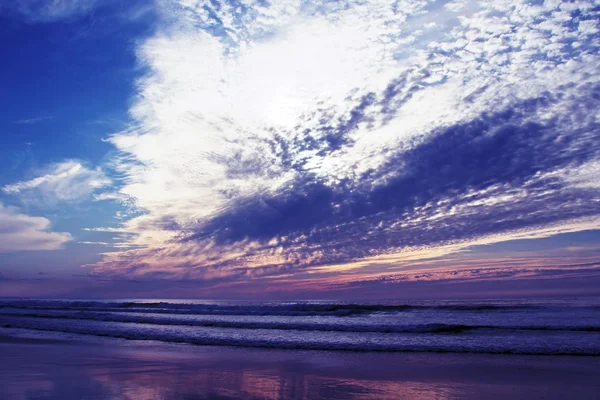 Incredibile tramonto viola sull'oceano Atlantico in Portogallo — Foto Stock