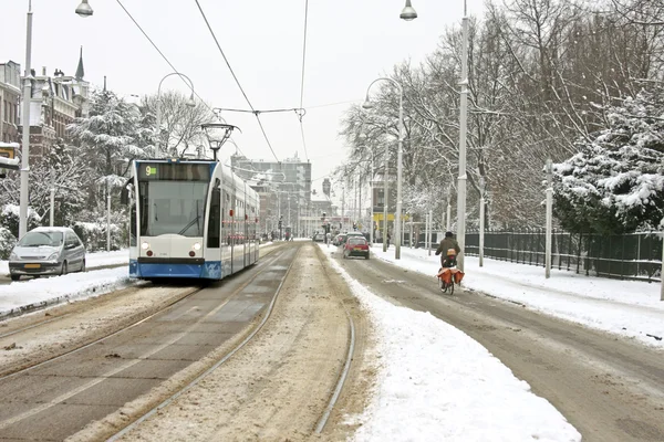 Tramvajové jízdy v Amsterdamu v Nizozemsku v zimě — Stock fotografie