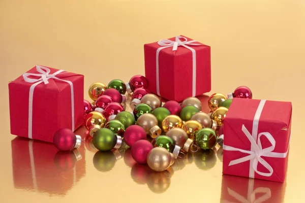 Julklappar och julgranskulor — Stockfoto