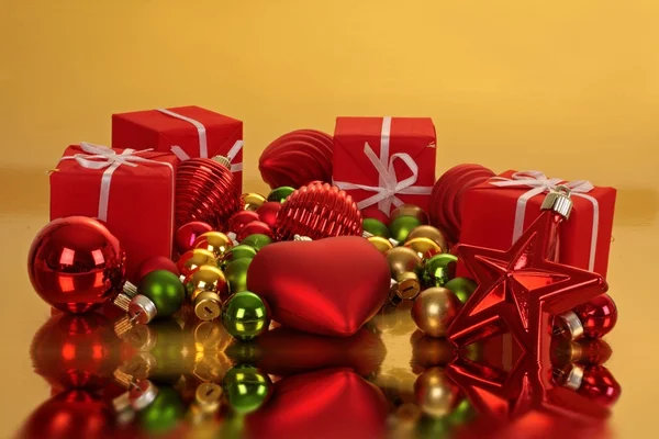 Cadeaux de Noël et boules de Noël — Photo
