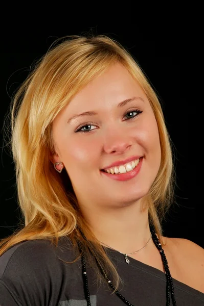 Mooi aantrekkelijke jonge blonde meisje glimlachen — Stockfoto