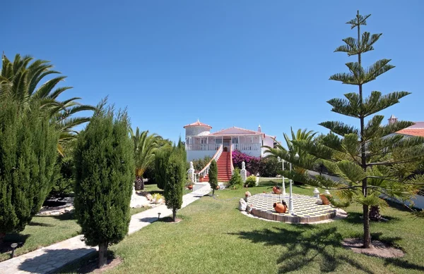 Mooi landhuis met prachtige tuin in portugal — Stockfoto