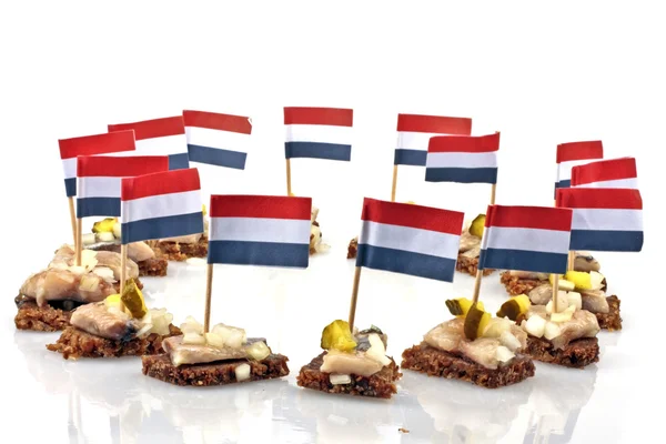 Типичный голландский хлеб: ржаной хлеб с сырой сельдью и лук с голландским флагом — стоковое фото