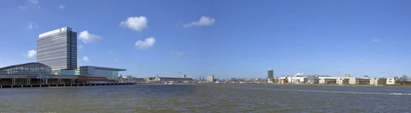 Panoramisch uitzicht met amsterdam haven, musicbuilding en het centraal station in Nederland — Stockfoto