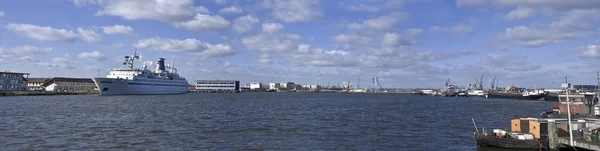 Vista panorámica desde el puerto de Ámsterdam con crucero en Holanda —  Fotos de Stock
