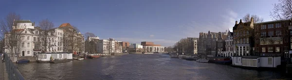 Panoramiczny widok w citycenter Amsterdamu w Holandii — Zdjęcie stockowe