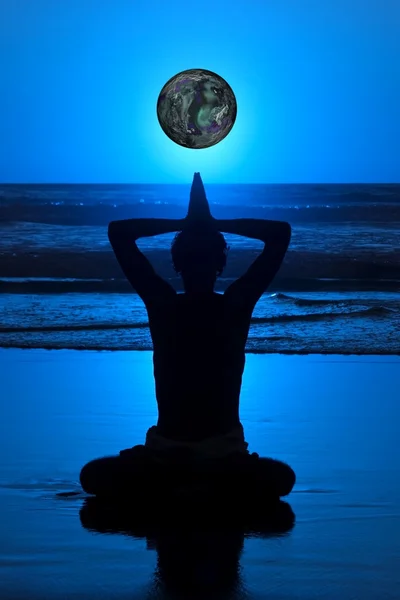 Yoga at night on the beach with full moon reflecting — Stock Photo, Image