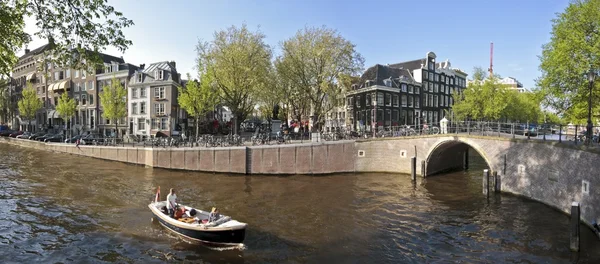 Panoramiczny widok w citycenter Amsterdamu w Holandii — Zdjęcie stockowe