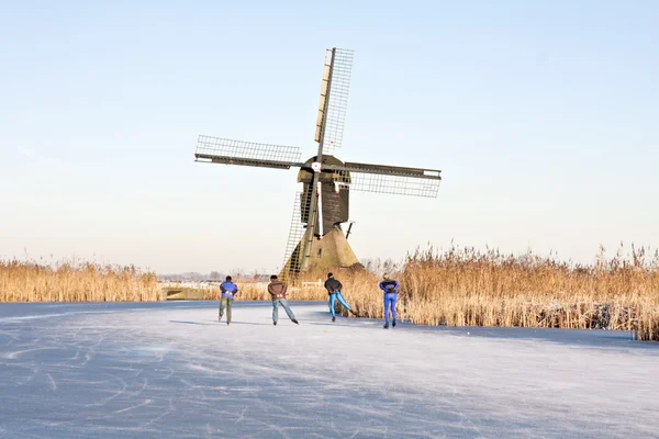 Patinaje sobre hielo en los Países Bajos — Foto de Stock