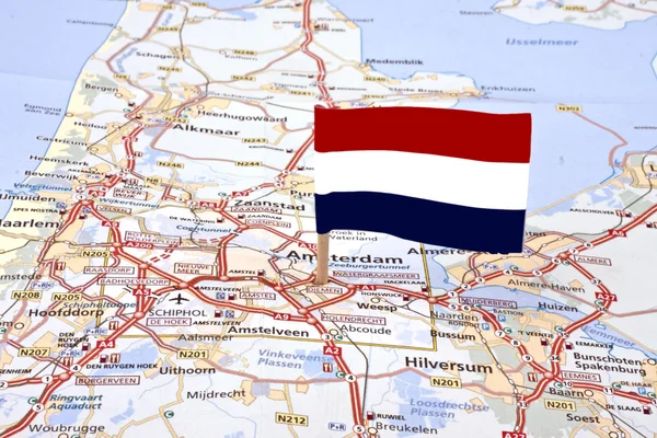 Karta över Nederländerna med nederländsk flagg pekade på huvudstaden amsterdam — Stockfoto