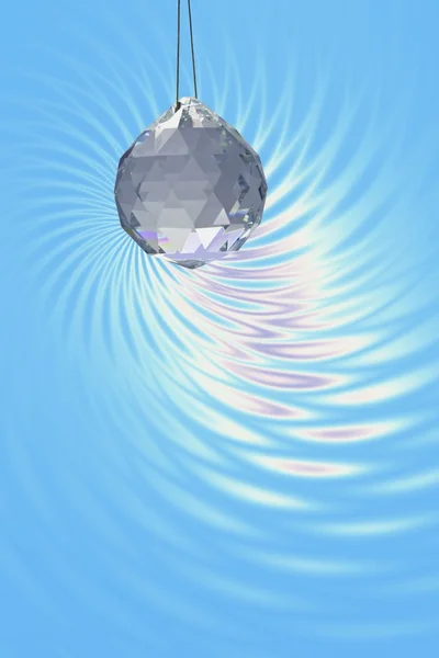 Bola de cristal brilhando refletindo sobre fundo fantasia azul — Fotografia de Stock