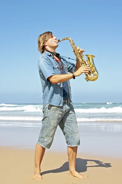 Профессиональный саксофонист на пляже — стоковое фото