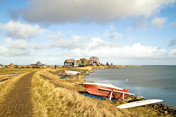 Vue large à l'IJsselmeer avec des maisons traditionnelles dans la Nethe — Photo
