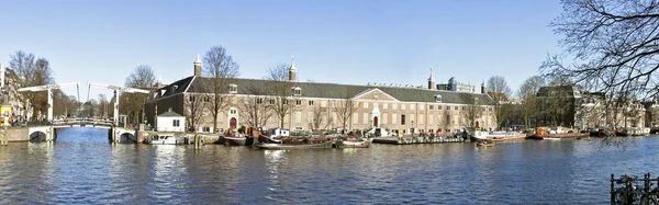 Stadtpanorama mit Stopera und Amstel in Amsterdam, Niederlande — Stockfoto