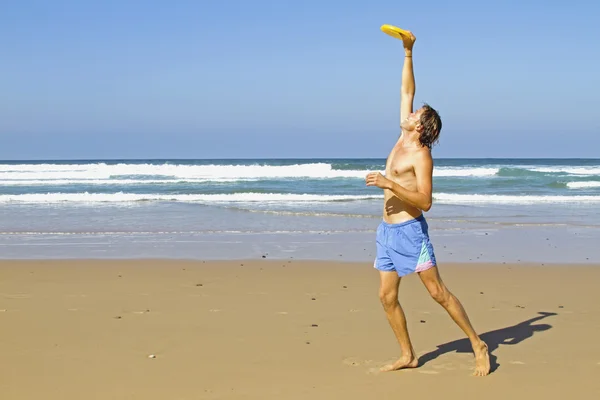 Άνθρωπος, παίζουν frisbee — Φωτογραφία Αρχείου