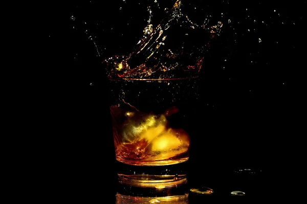 Postříkání vodou ve sklenici — Stock fotografie