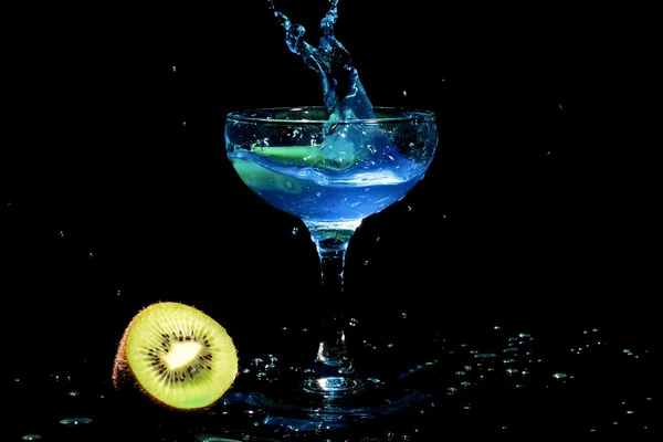 Cocktail bleu éclaboussé au citron — Photo