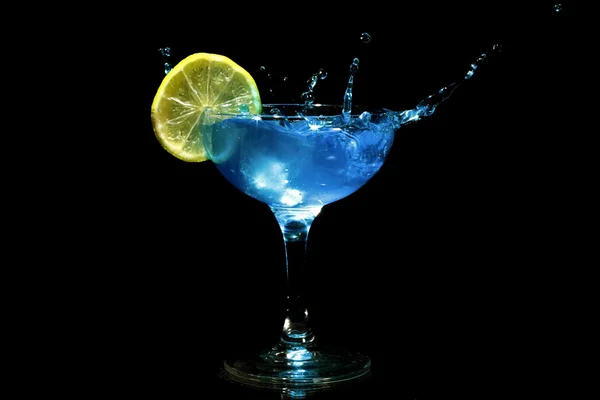 Modrý koktejl splash s citron — Stock fotografie