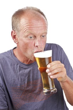 Bira içen bir adam