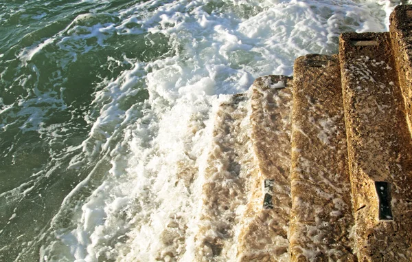 Treppe vom Naturstein ins Meer — Stockfoto