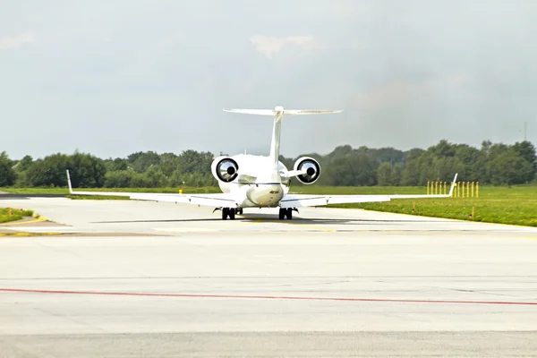 Aeronave com motores em funcionamento prontos para descolar — Fotografia de Stock