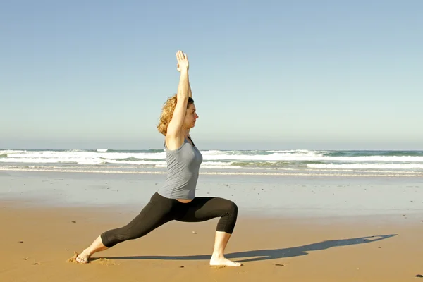 Fiatal, egészséges nő jóga gyakorlatok, a strandon — Stock Fotó