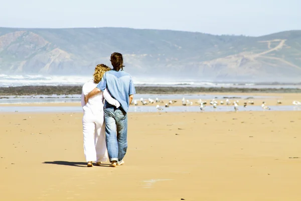Couple amoureux à la plage — Photo