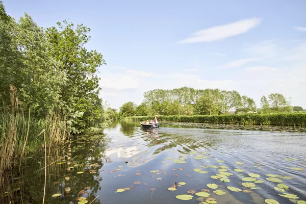 Hollanda'da yaz aylarında nehir gein üzerinde seyir — Stok fotoğraf
