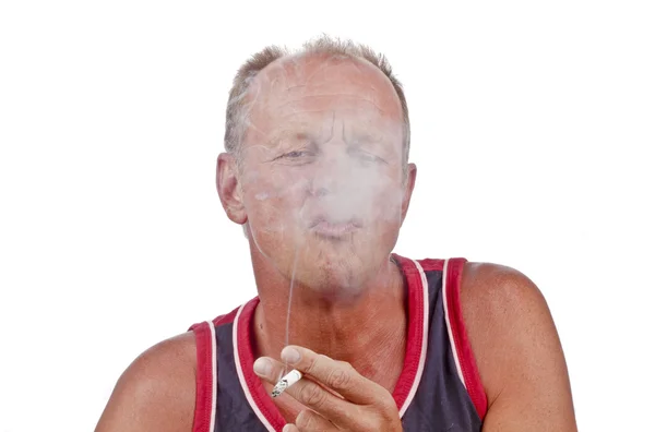 Мужчина наслаждается сигаретой — стоковое фото