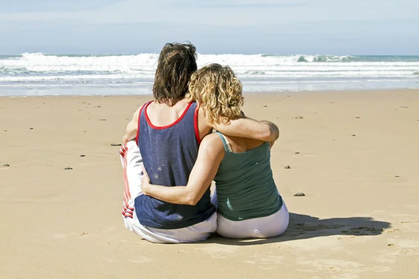Par förälskade på stranden — Stockfoto
