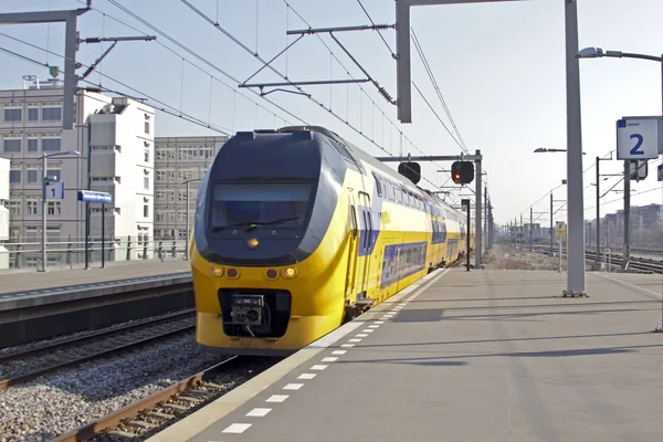 Поезд прибывает на станцию Bijlmerstation в Амстердаме, Нидерланды — стоковое фото