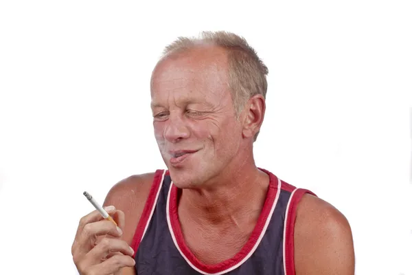 Мужчина наслаждается сигаретой — стоковое фото