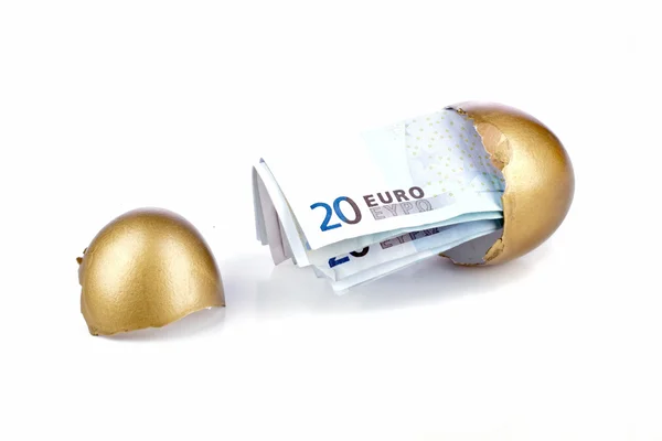 Разбитое яйцо с 20 евро билета — стоковое фото