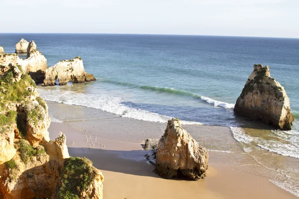 Скалистое южное побережье Алвора в Португалии — стоковое фото